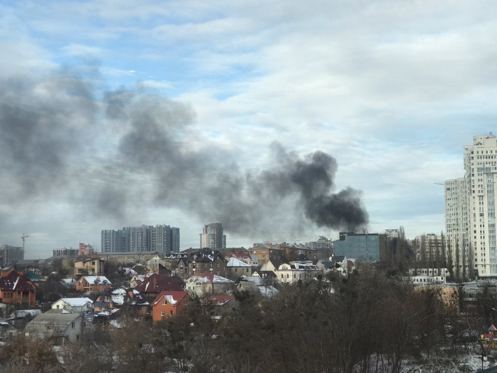 Небо на Дружбы Народов затянул черный дым