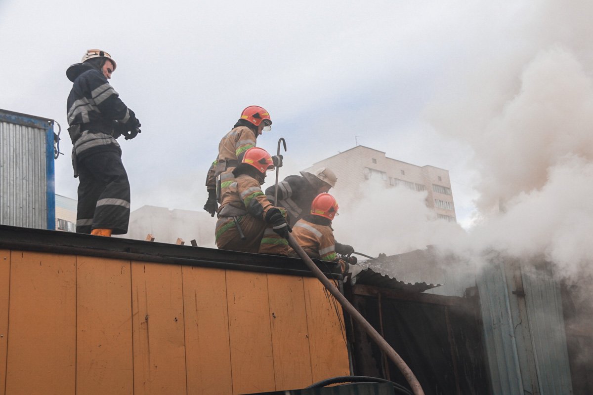 Загорелась будка охранника и помещение работников