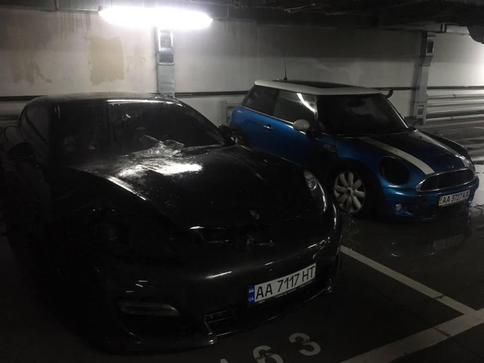 Неизвестные подожгли автомобиль MINI Cooper, а с него огонь перекинулся на Porsche Panamera, который стоял рядом