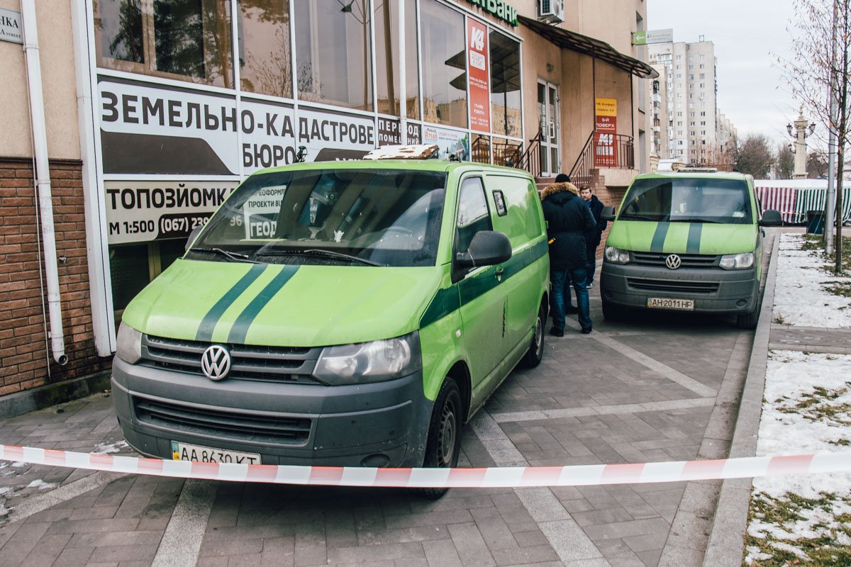 Водитель инкассаторской машины получил телесные повреждения