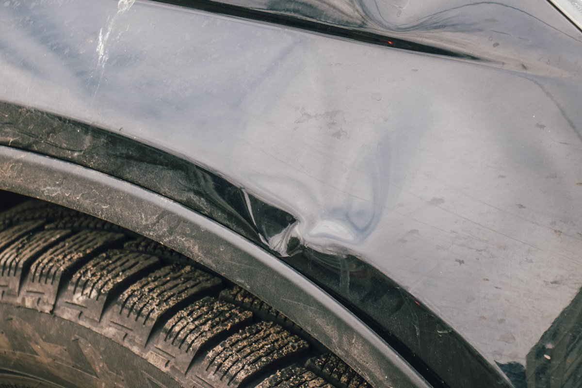 На правом крыле машины виднеется характерная вмятина