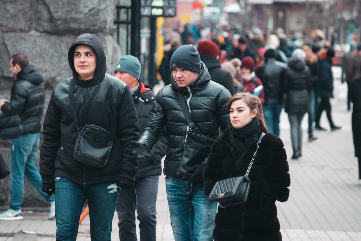 Каждый прячется от холода, как может Каждый прячется от холода, как может