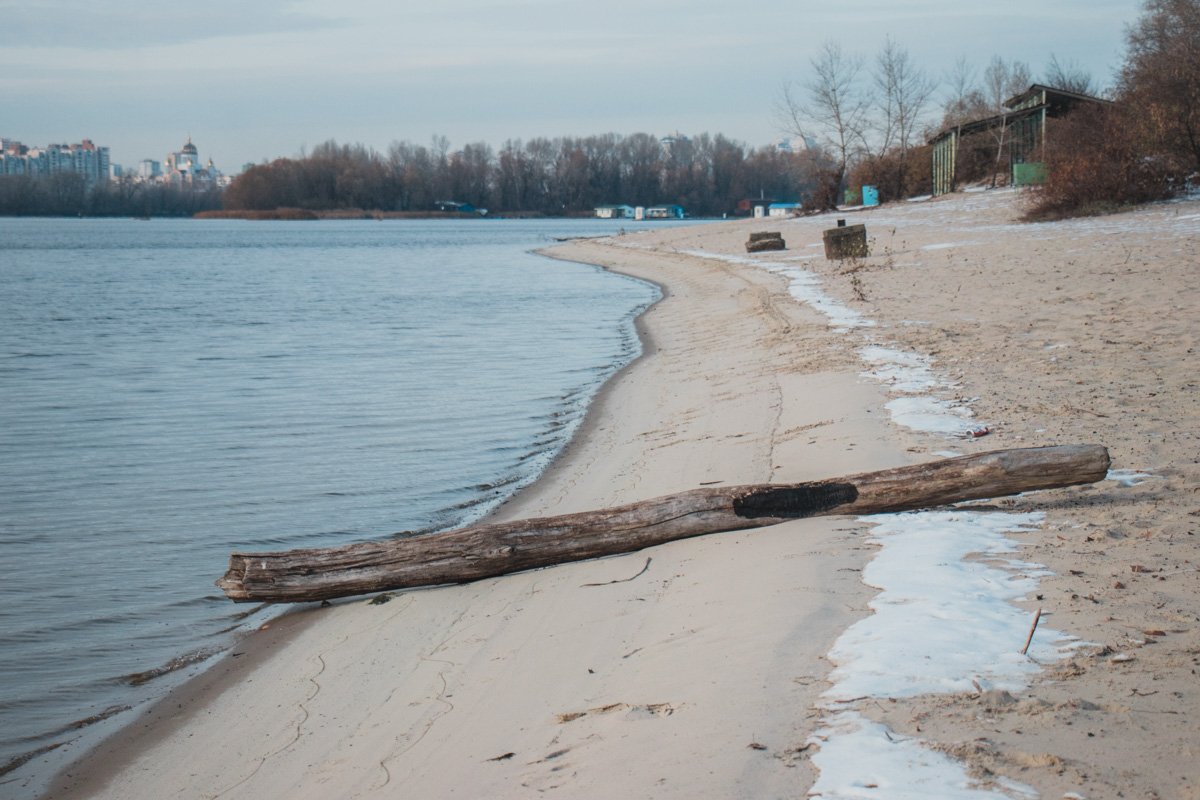 Вот так выглядит один из крупнейших пляжей Киева сейчас