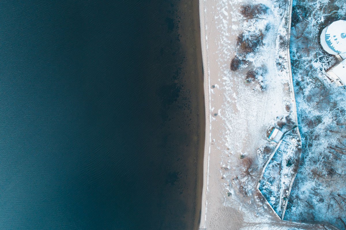 Так пляж и акватория выглядят с высоты птичьего полета