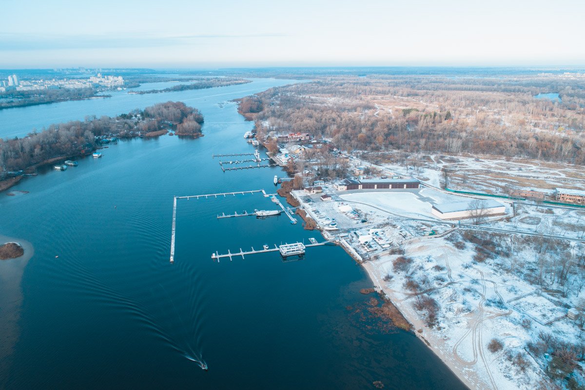 Территория пляжа и сейчас выглядит впечатляюще