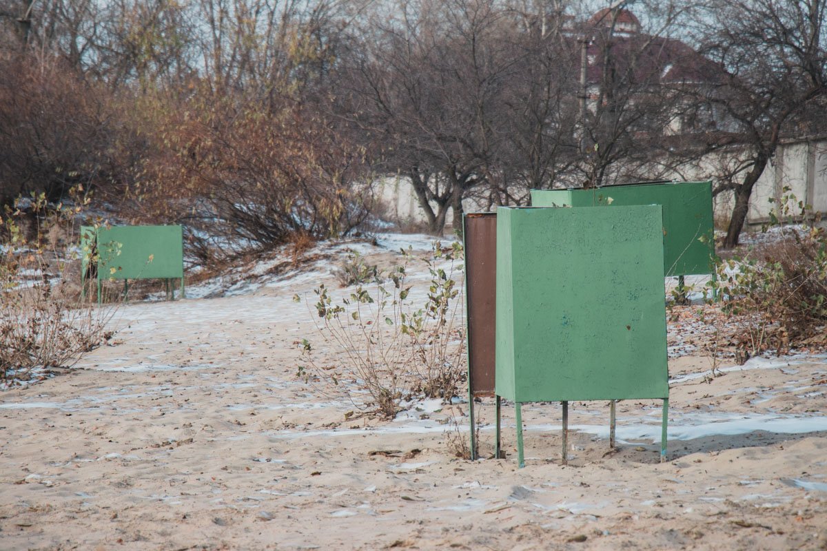 Правда только издалека. Вблизи видно, что пляж и правда нуждается в капитальном ремонте