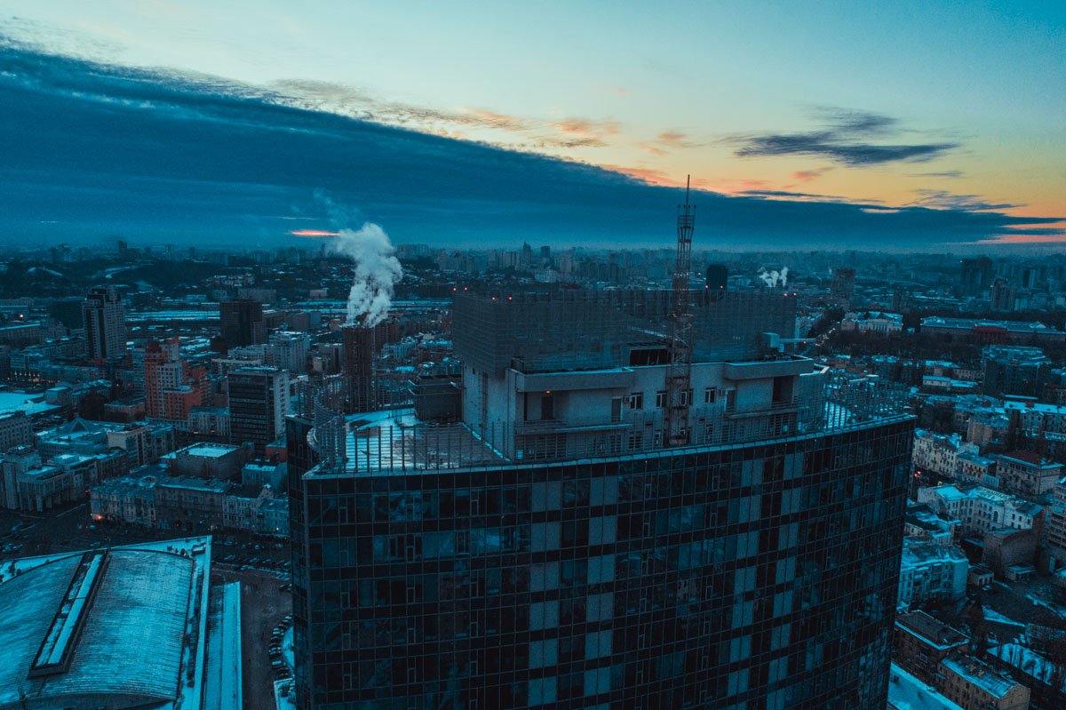 Здания замерли в ожидании нового дня Здания замерли в ожидании нового дня