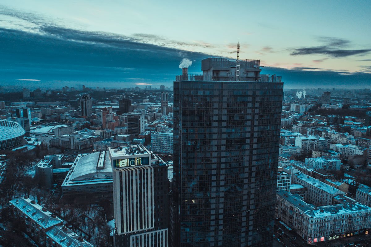 Холодный воздух словно заморозил все вокруг себя Холодный воздух словно заморозил все вокруг себя