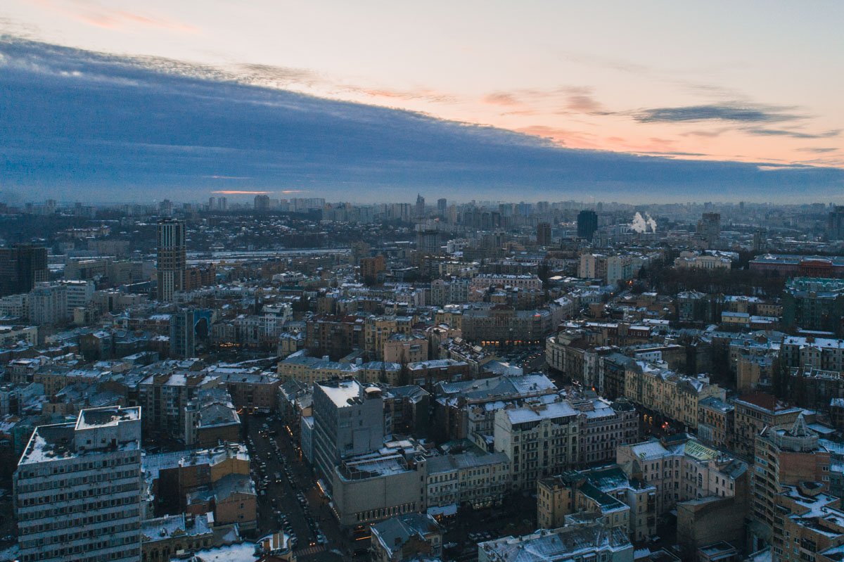 На такой высоте легко не заметить копошащиеся внизу машины На такой высоте легко не заметить копошащиеся внизу машины