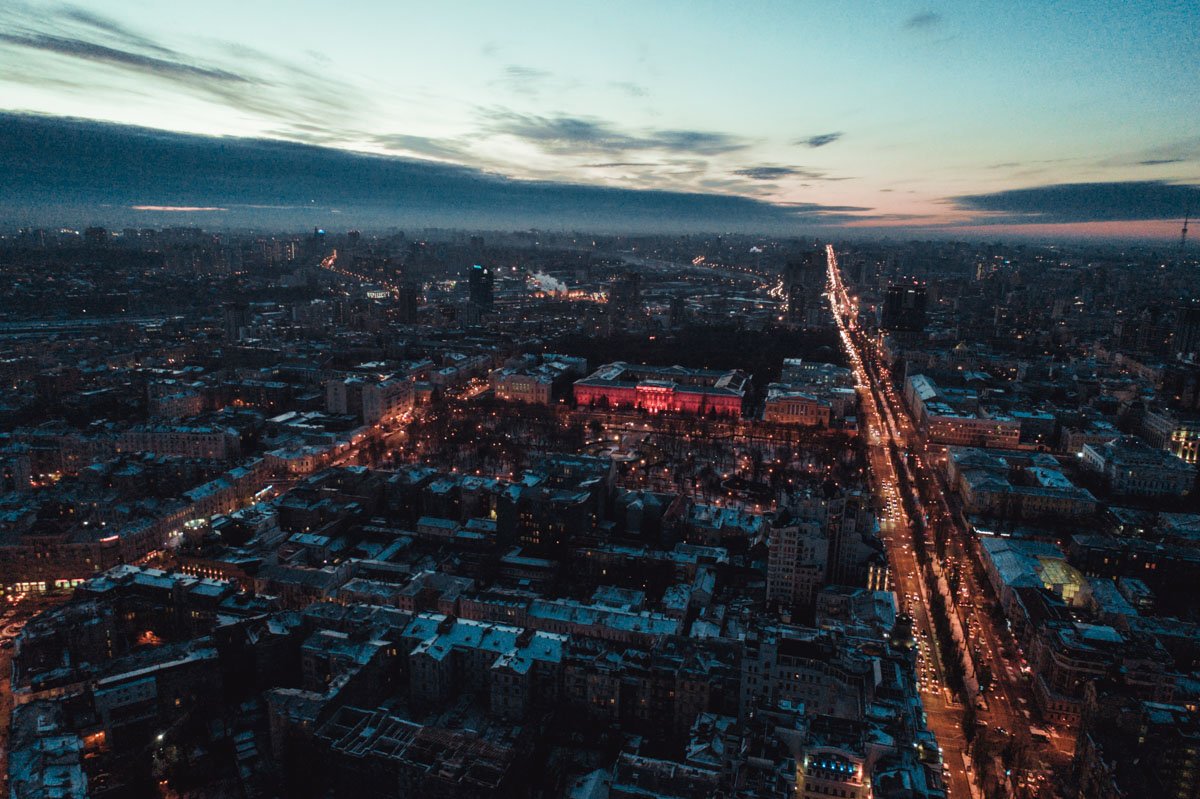 Постепенно по улицам-артериям Киева начинает разливаться многоцветный поток машин Постепенно по улицам-артериям Киева начинает разливаться многоцветный поток машин