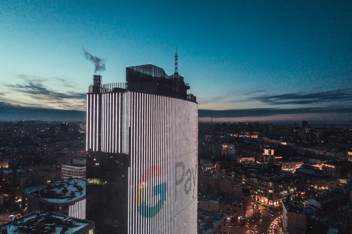 Даже реклама в такой атмосфере начинает работать на общую картину Даже реклама в такой атмосфере начинает работать на общую картину