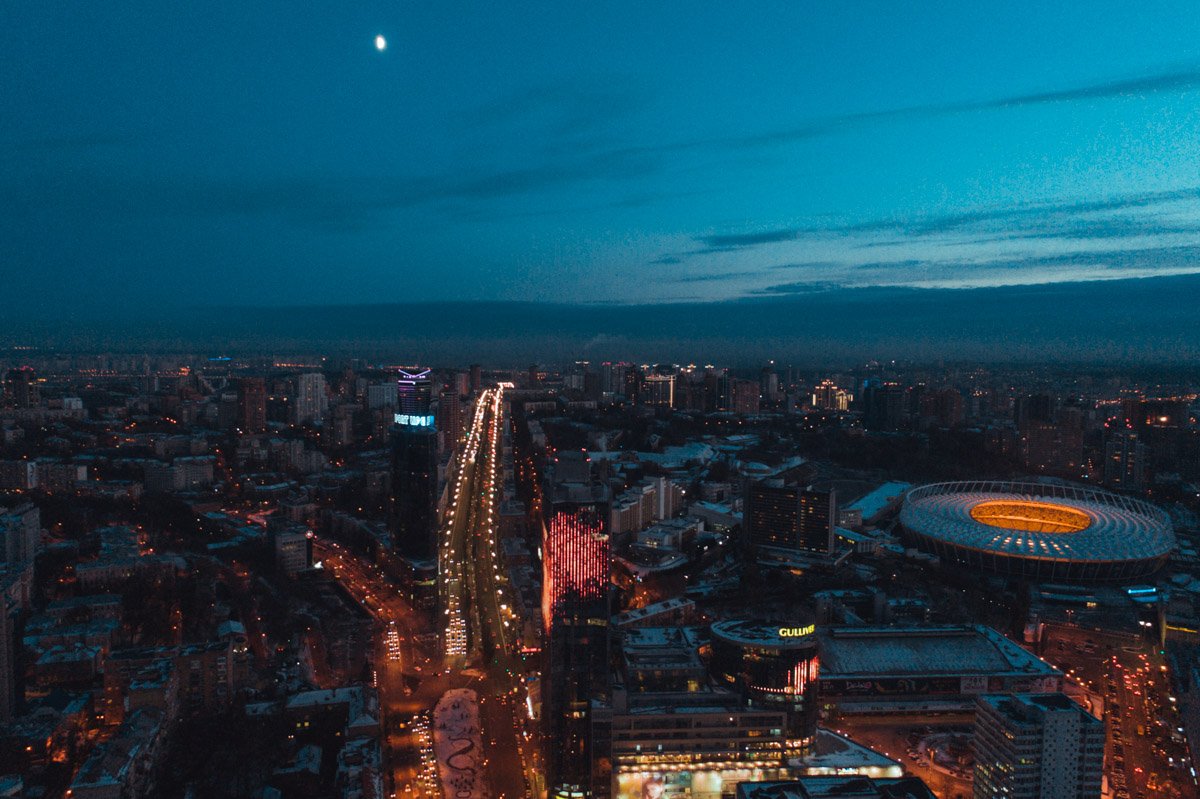 Ночная иллюминация постепенно вступает в свои права Ночная иллюминация постепенно вступает в свои права