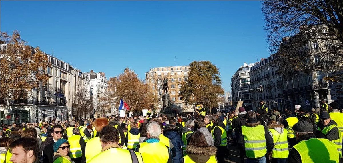 Водители надели ярко-желтые жилеты в знак протеста 