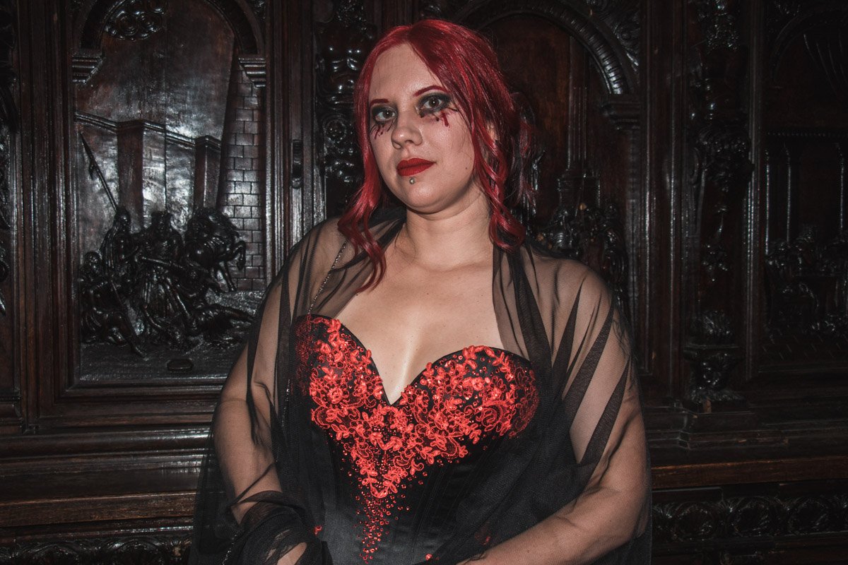 Анастасия, она же вампирша Мона де Вилль, - одна из организаторов бала Анастасия, она же вампирша Мона де Вилль, - одна из организаторов бала