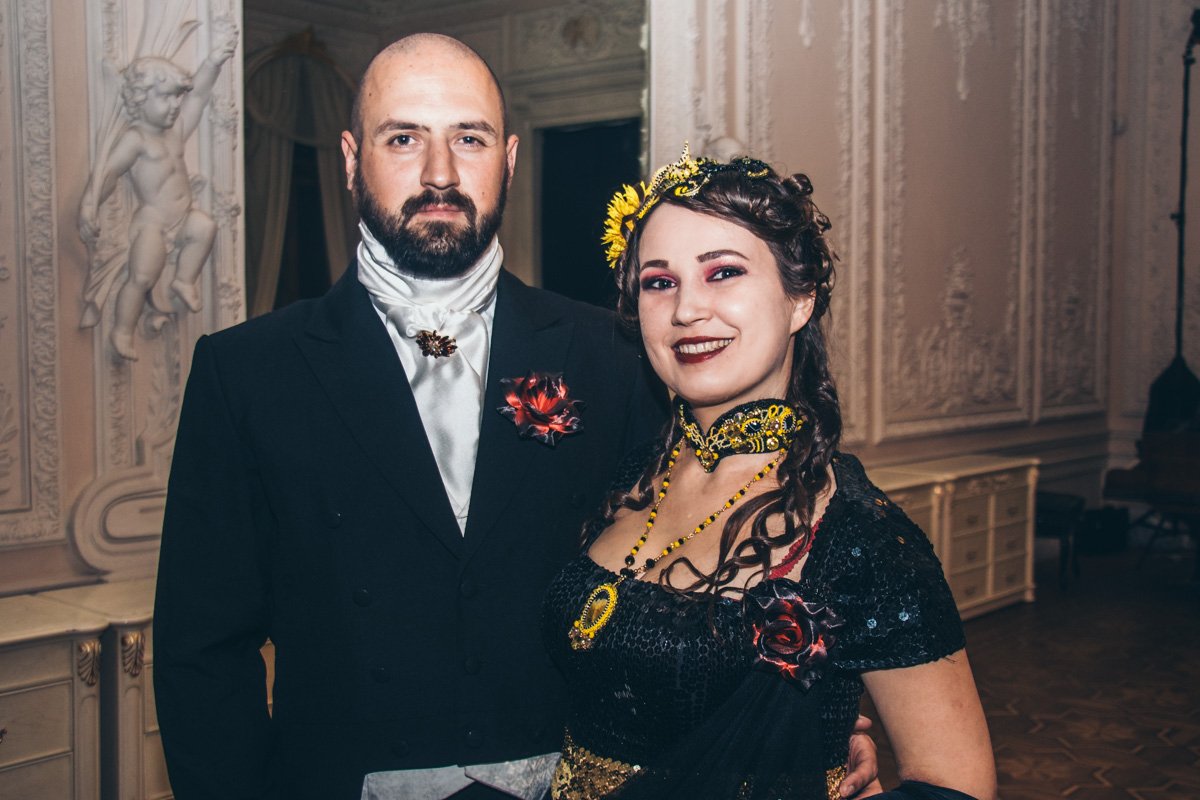 Гости танцевали жаркое танго, зажигательные кадрили и, конечно же, традиционный вальс Гости танцевали жаркое танго, зажигательные кадрили и, конечно же, традиционный вальс