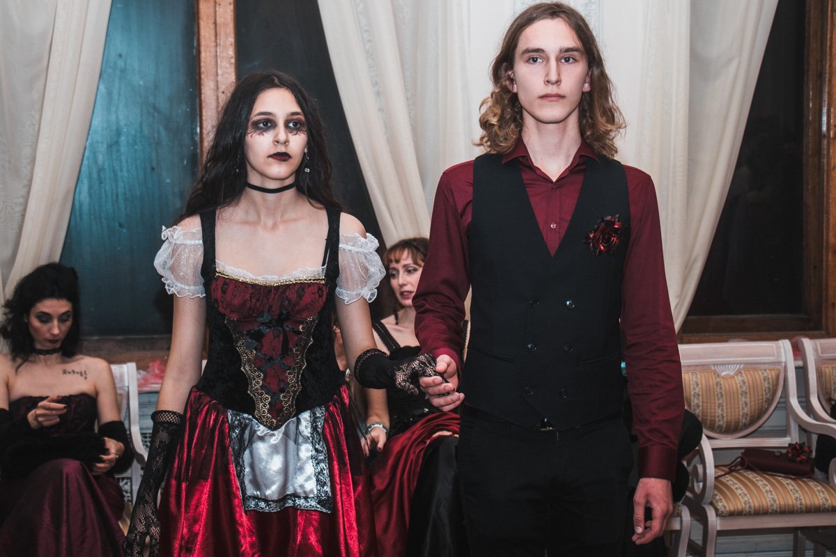 Программа вечера включала в себя 5 отделений по несколько выступлений Программа вечера включала в себя 5 отделений по несколько выступлений