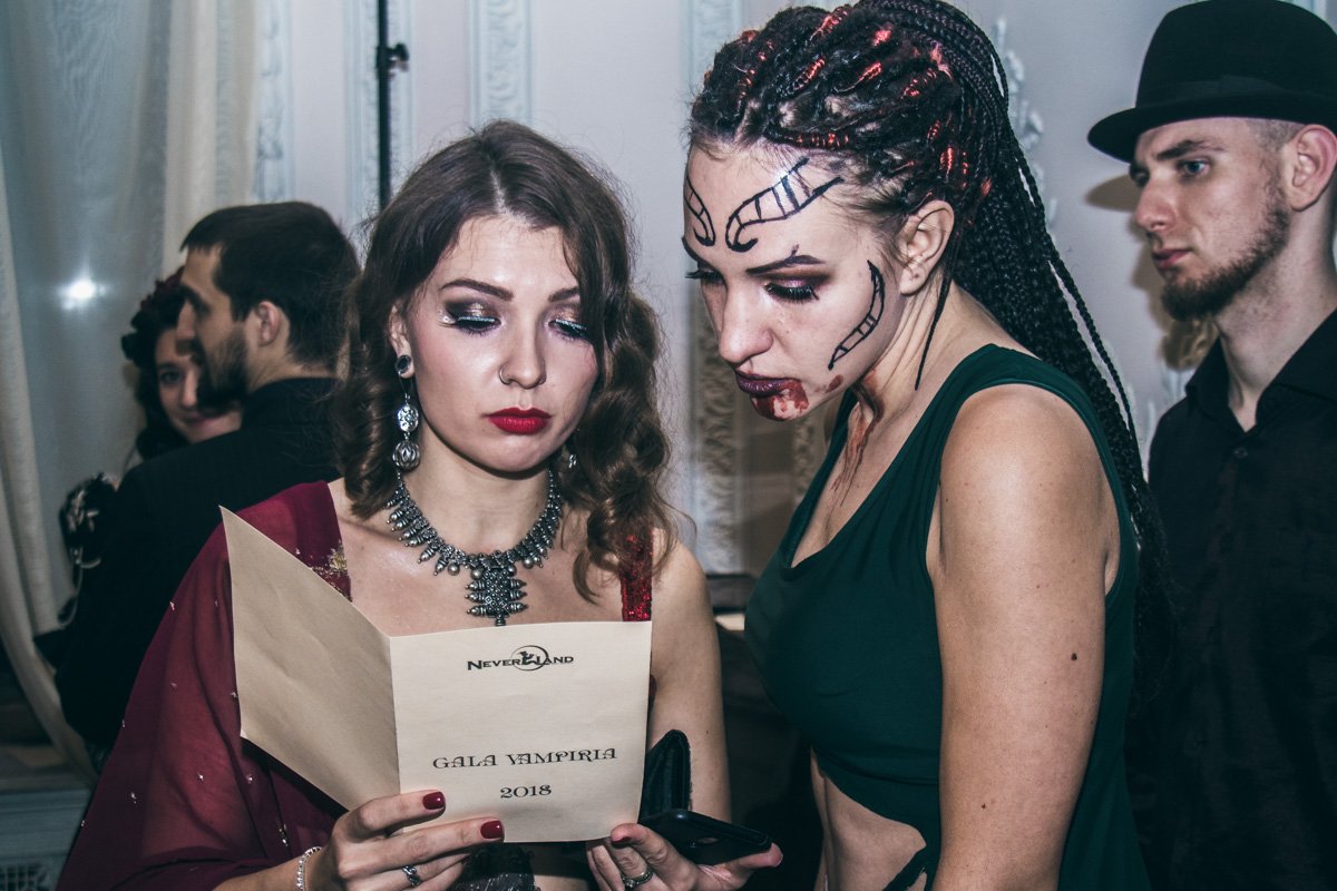 Самыми ценными на этом вечере была атмосфера и общее настроение, потому что именно они сделали вечер неповторимым Самыми ценными на этом вечере была атмосфера и общее настроение, потому что именно они сделали вечер неповторимым