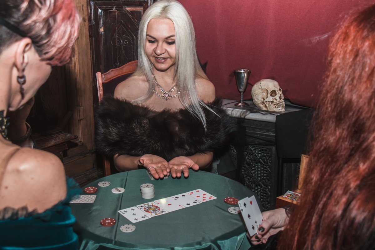 Кроме танцев, можно было сыграть с обаятельной ведьмой в покер или же мило пообщаться с кем-то за бокалом Кровавой Мэри Кроме танцев, можно было сыграть с обаятельной ведьмой в покер или же мило пообщаться с кем-то за бокалом Кровавой Мэри