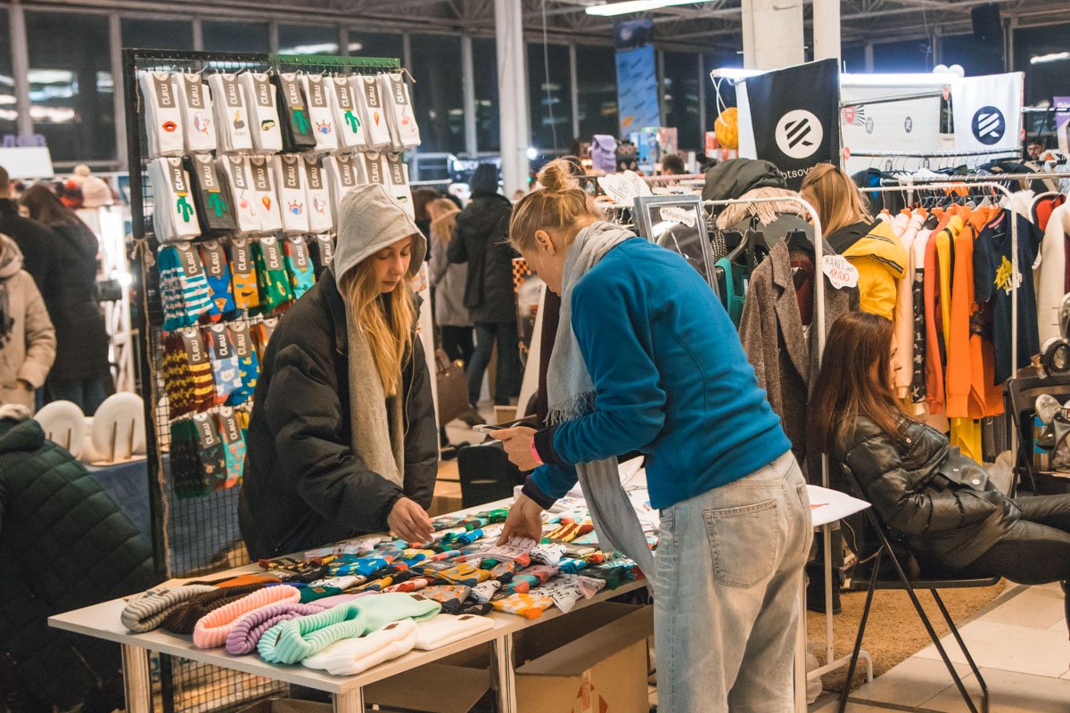 На фестивале можно приобрести одежду, обувь, аксессуары, открытки, книги, предметы быта, всеми любимые комиксы и многое другое