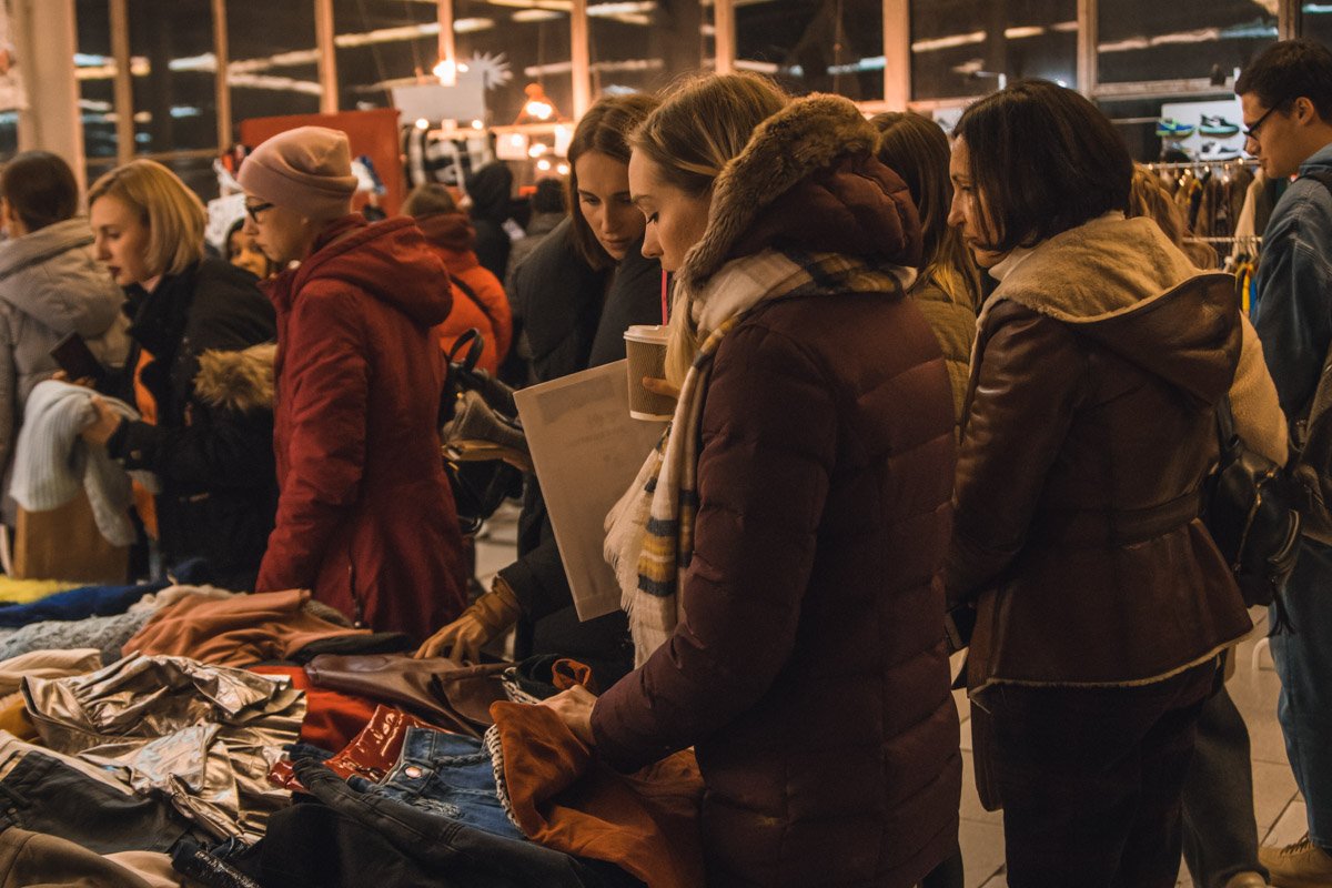 На стильную одежду 90-х радуют скидки от 20 до 40%