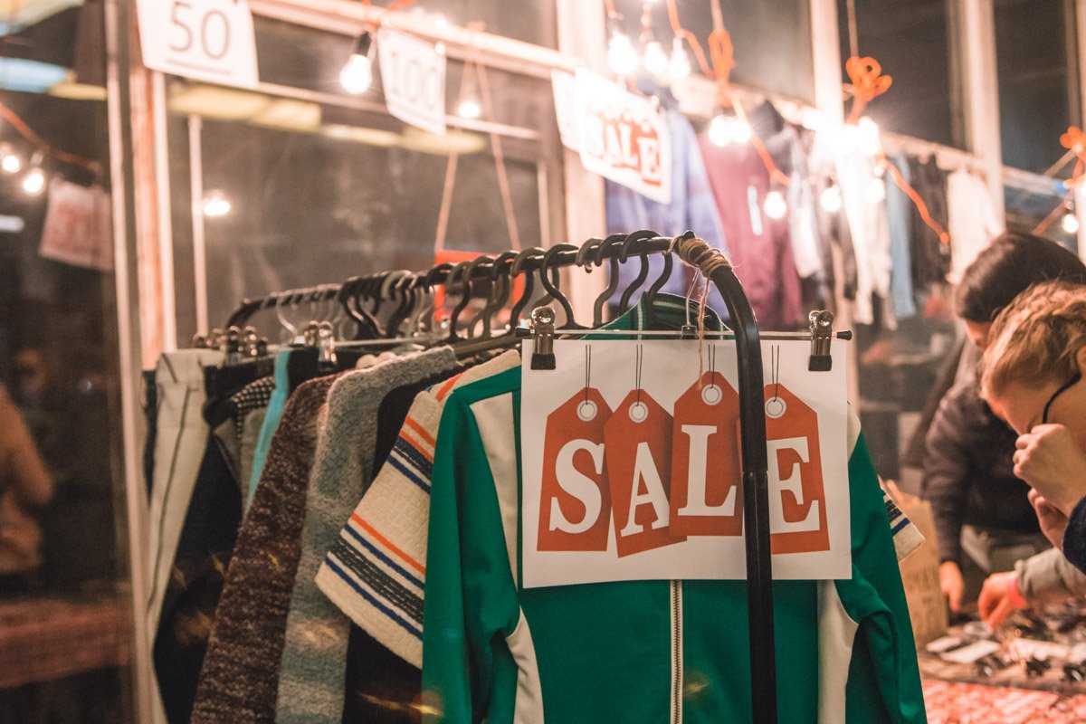 Продавцы снизили цены как на вещи "секонд-хенд", так и на новые товары