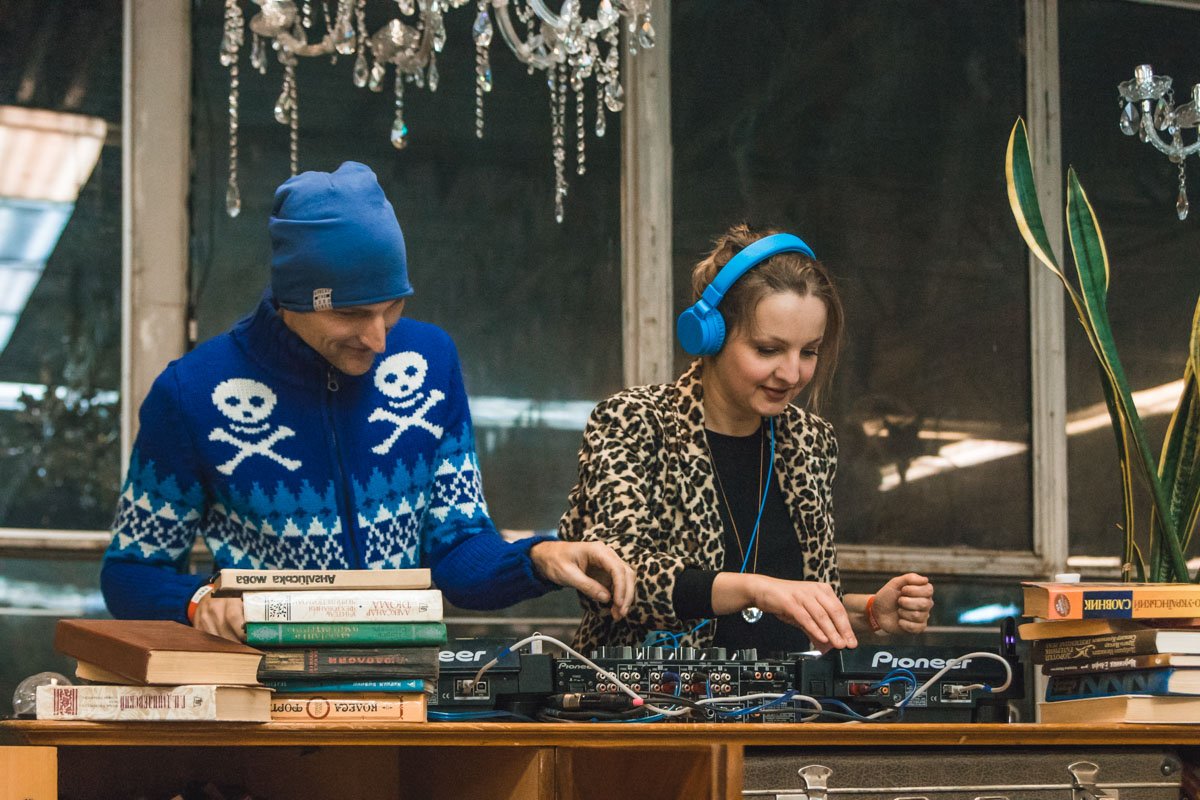 Развлекают гостей фестиваля лучшие диджеи