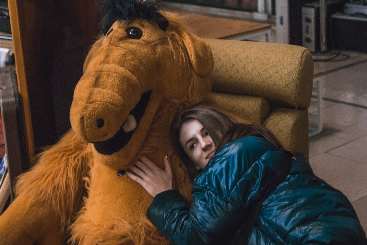 В помещении всех встречал гостеприимный Альф