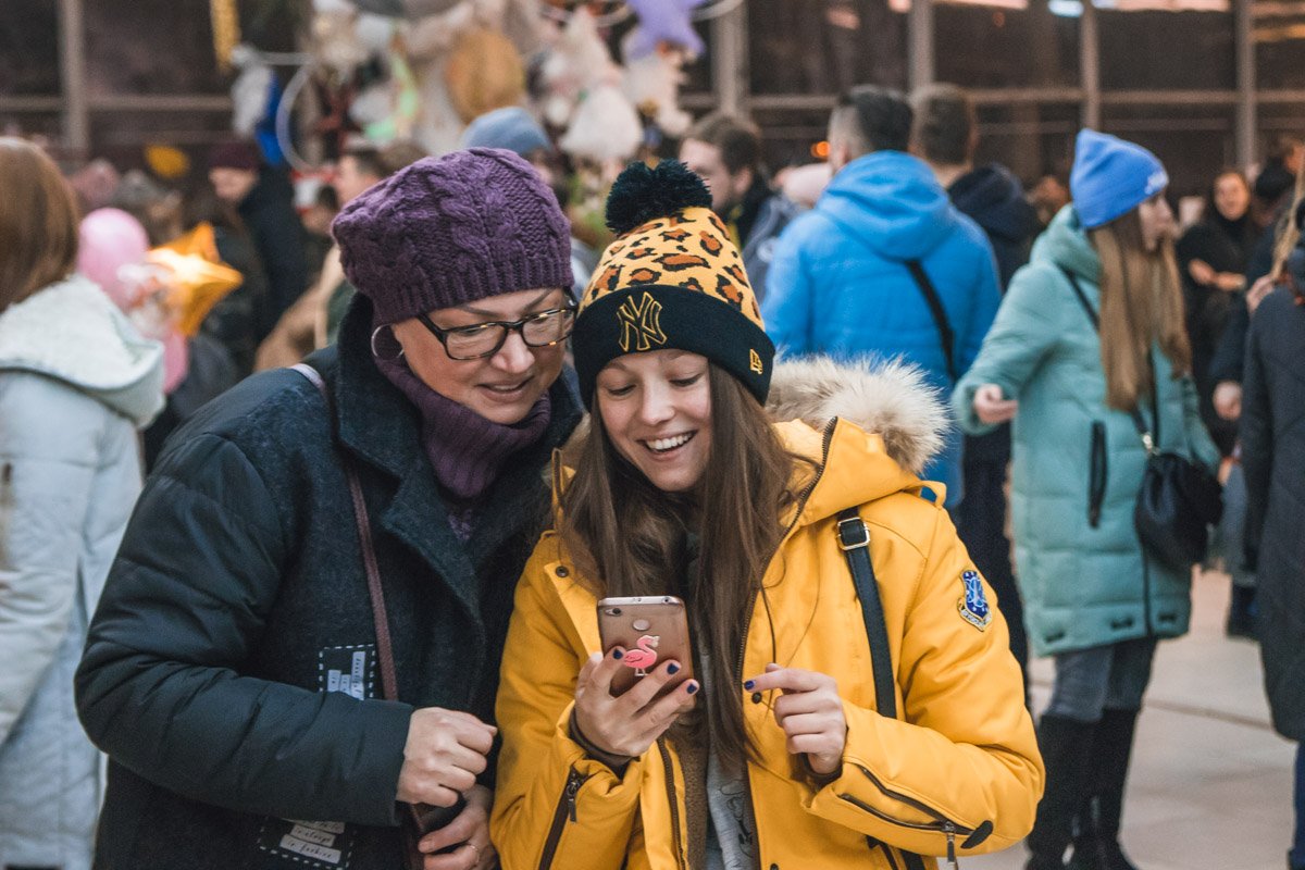Все посетители были в прекрасном настроении и радовались успешным и недорогим покупкам