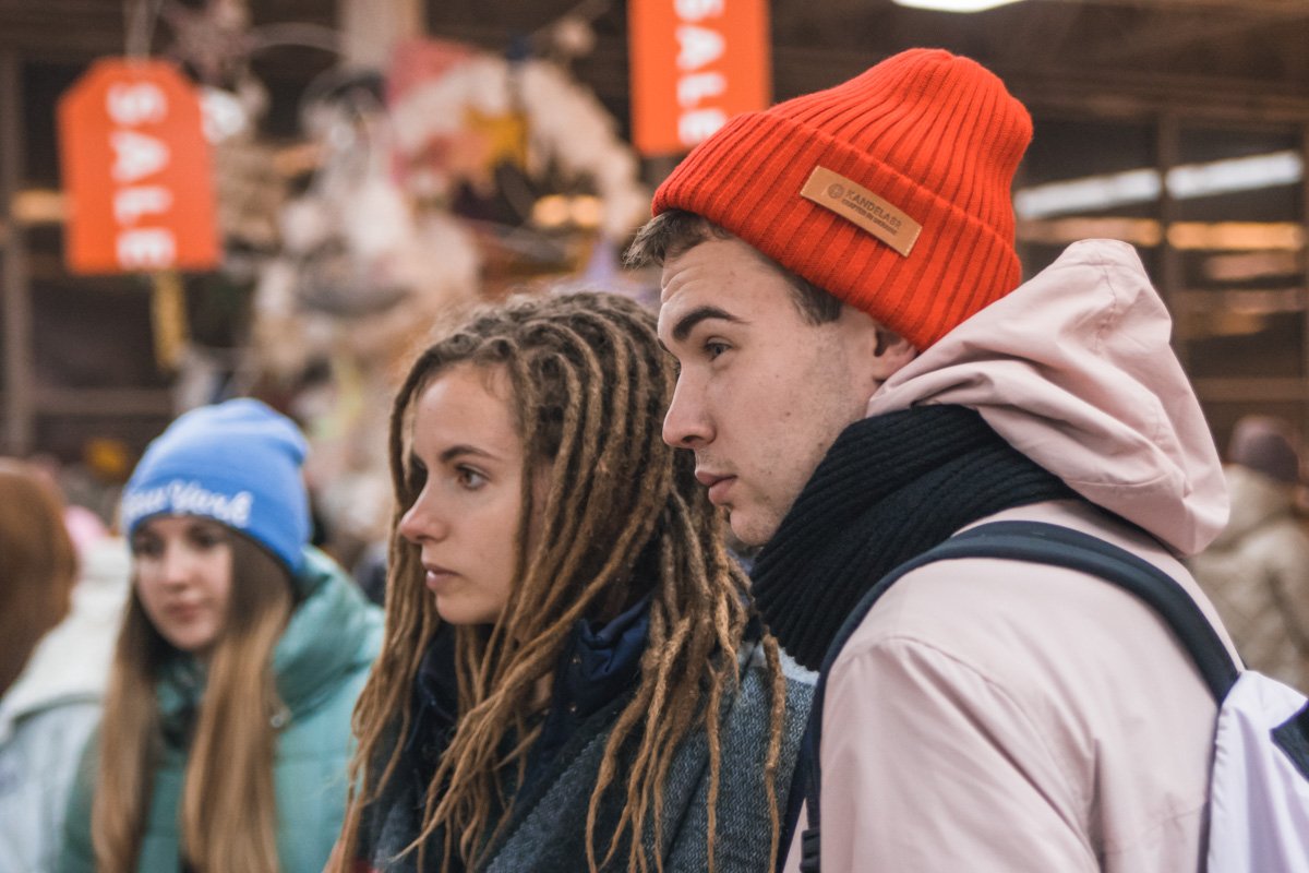 Гости барахолки с восхищением наблюдали за всем, что происходит вокруг