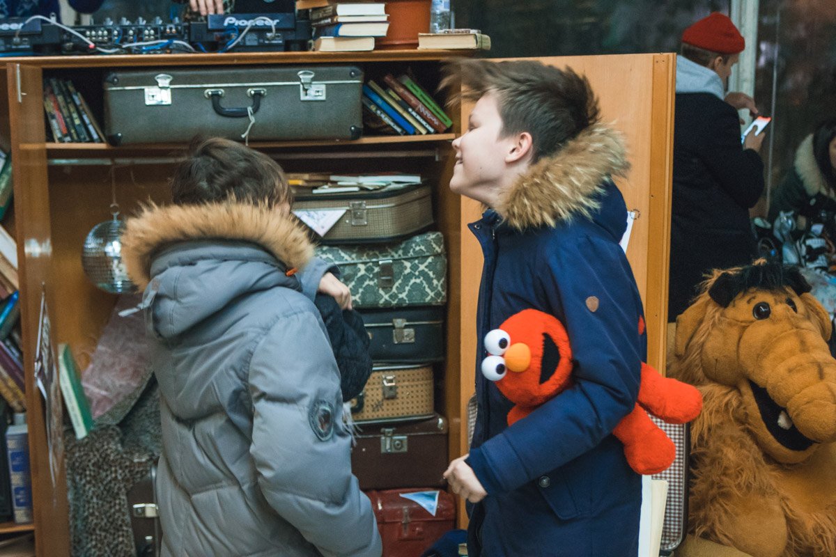 Для детей некоторые вещи на барахолке были в диковинку, но им все-таки удавалось найти любимых мультяшных героев среди предлагаемых товаров