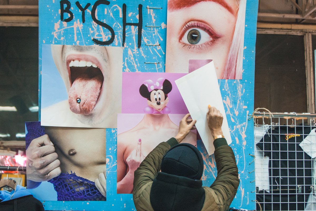 Глаз посетителей радовали миниатюрные фотовыставки в стиле 90-х