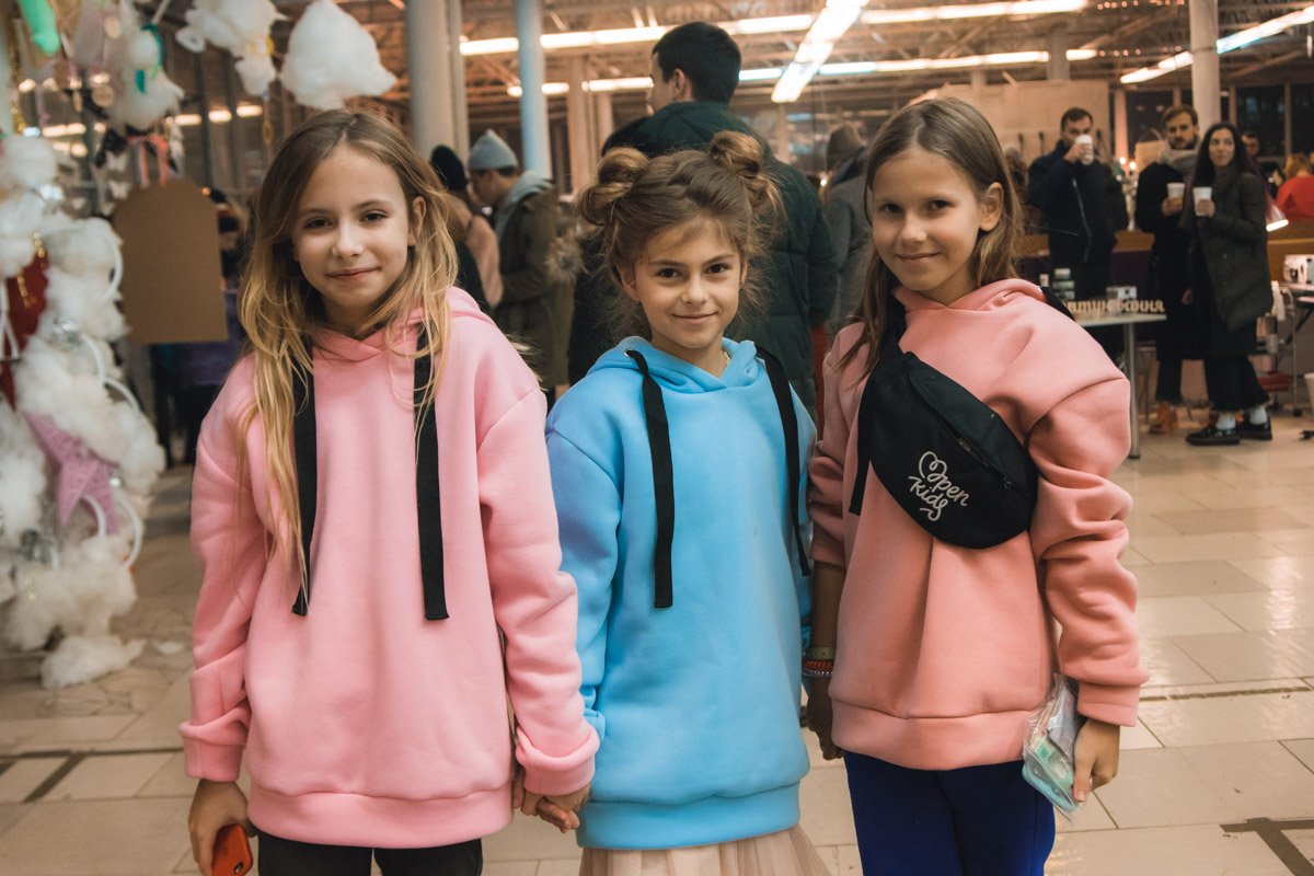 Маленькие посетительницы также удачно шопились на барахолке