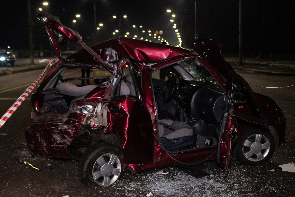 Фура въехала в Daewoo Matiz, который стоял на светофоре на аварийках Фура въехала в Daewoo Matiz, который стоял на светофоре на аварийках