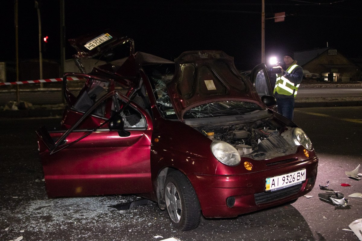 В салоне легковушки находились четверо людей, среди них двое детей В салоне легковушки находились четверо людей, среди них двое детей