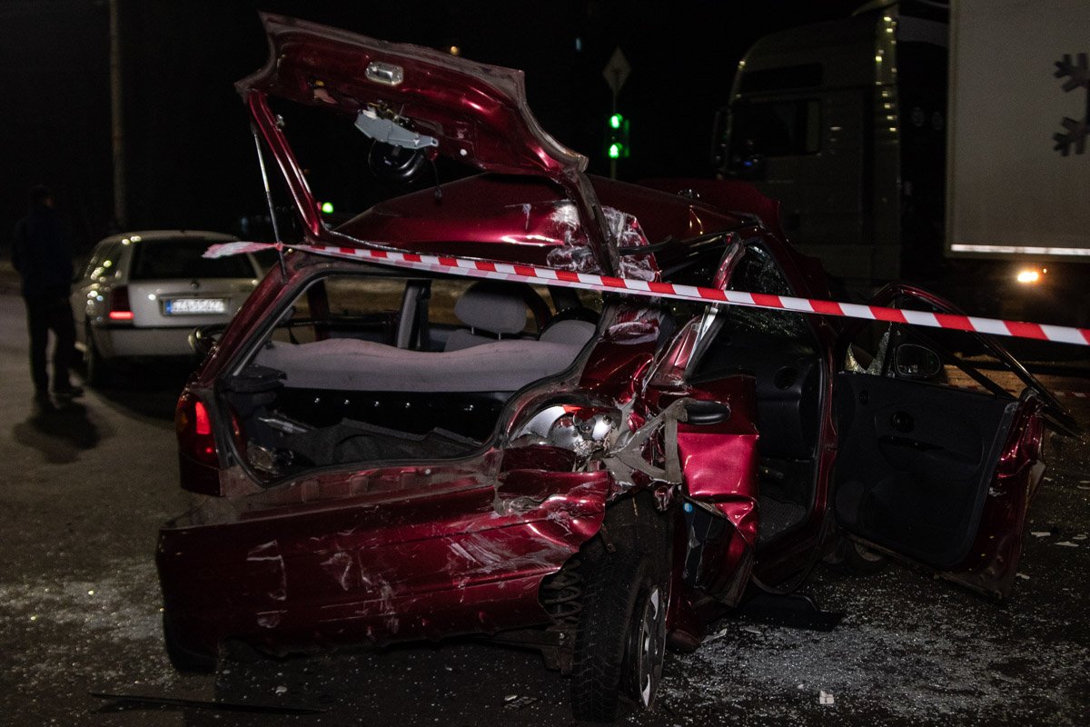 Водитель фуры двигался на зеленый свет светофора, не заметил Daewoo и снес его на середину проезжей части Водитель фуры двигался на зеленый свет светофора, не заметил Daewoo и снес его на середину проезжей части