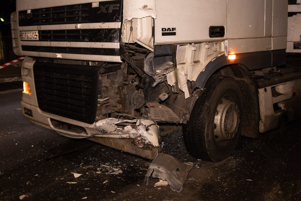 Водитель фуры отделался испугом, отказался от первой помощи и госпитализации Водитель фуры отделался испугом, отказался от первой помощи и госпитализации