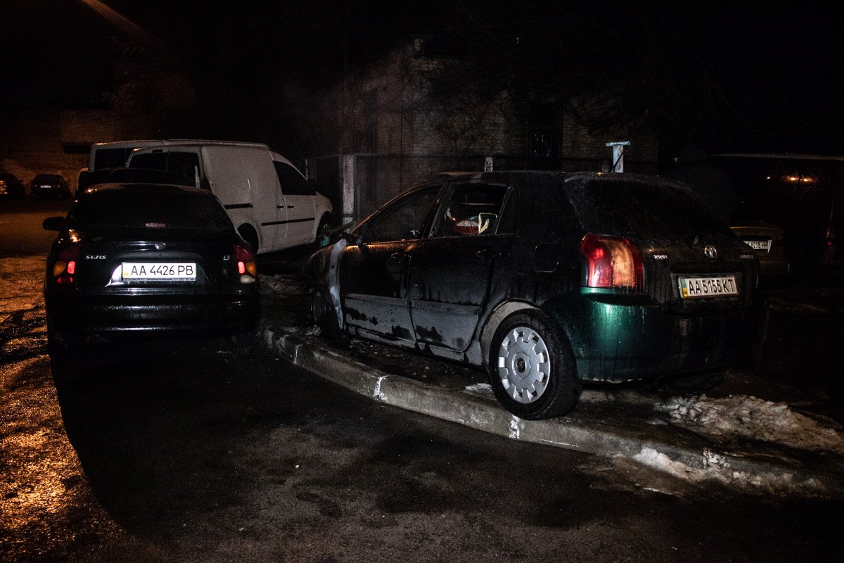 Огонь перешел на три рядом стоящих автомобиля