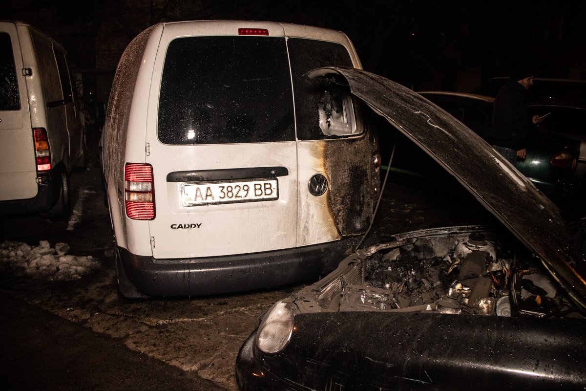Огонь незначительно повредил Volkswagen Caddy и Daewoo Lanos