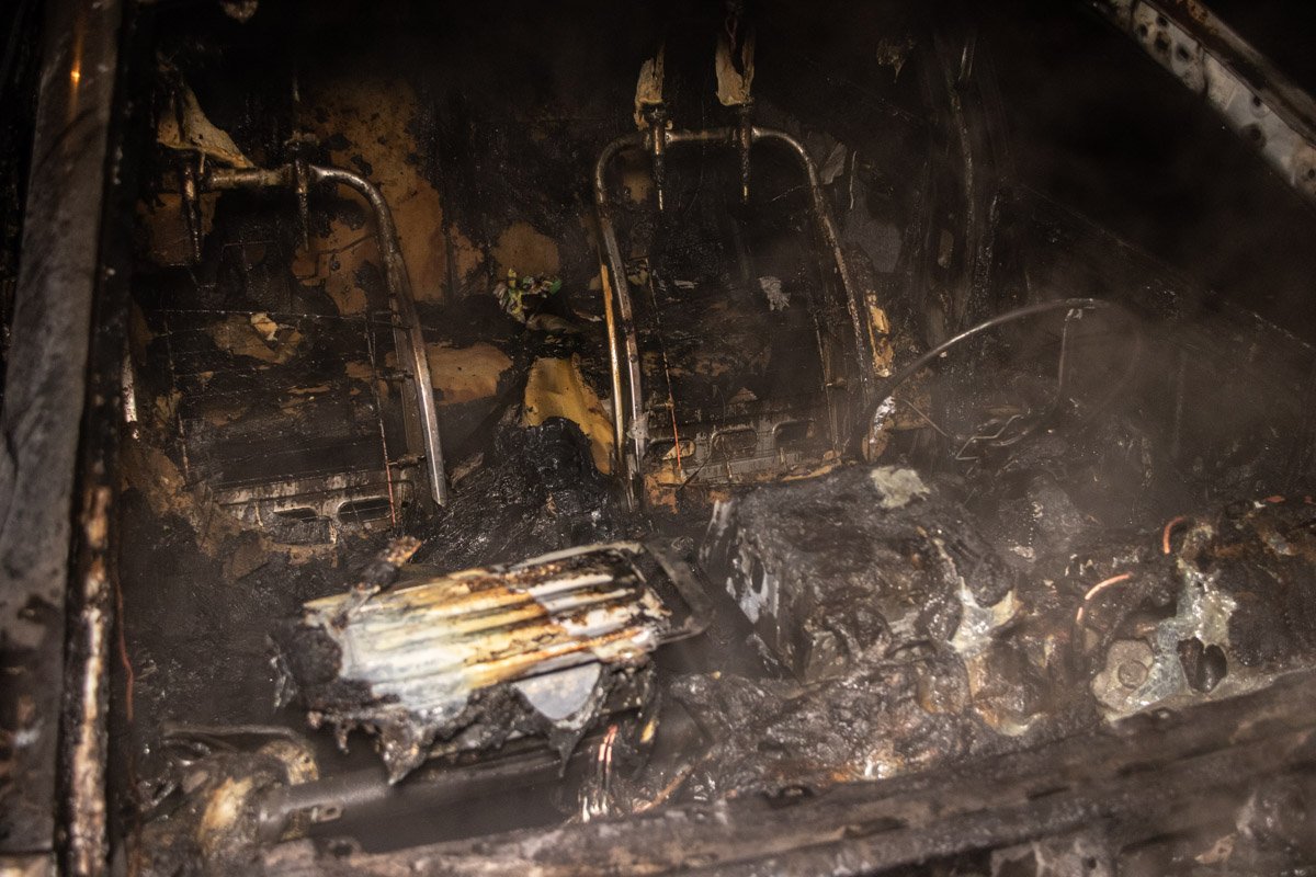 По предварительной информации, очаг возгорания находился под капотом