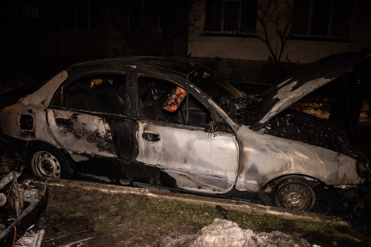 На месте работали два патруля полиции, две машины ГСЧС и следственно-оперативная группа