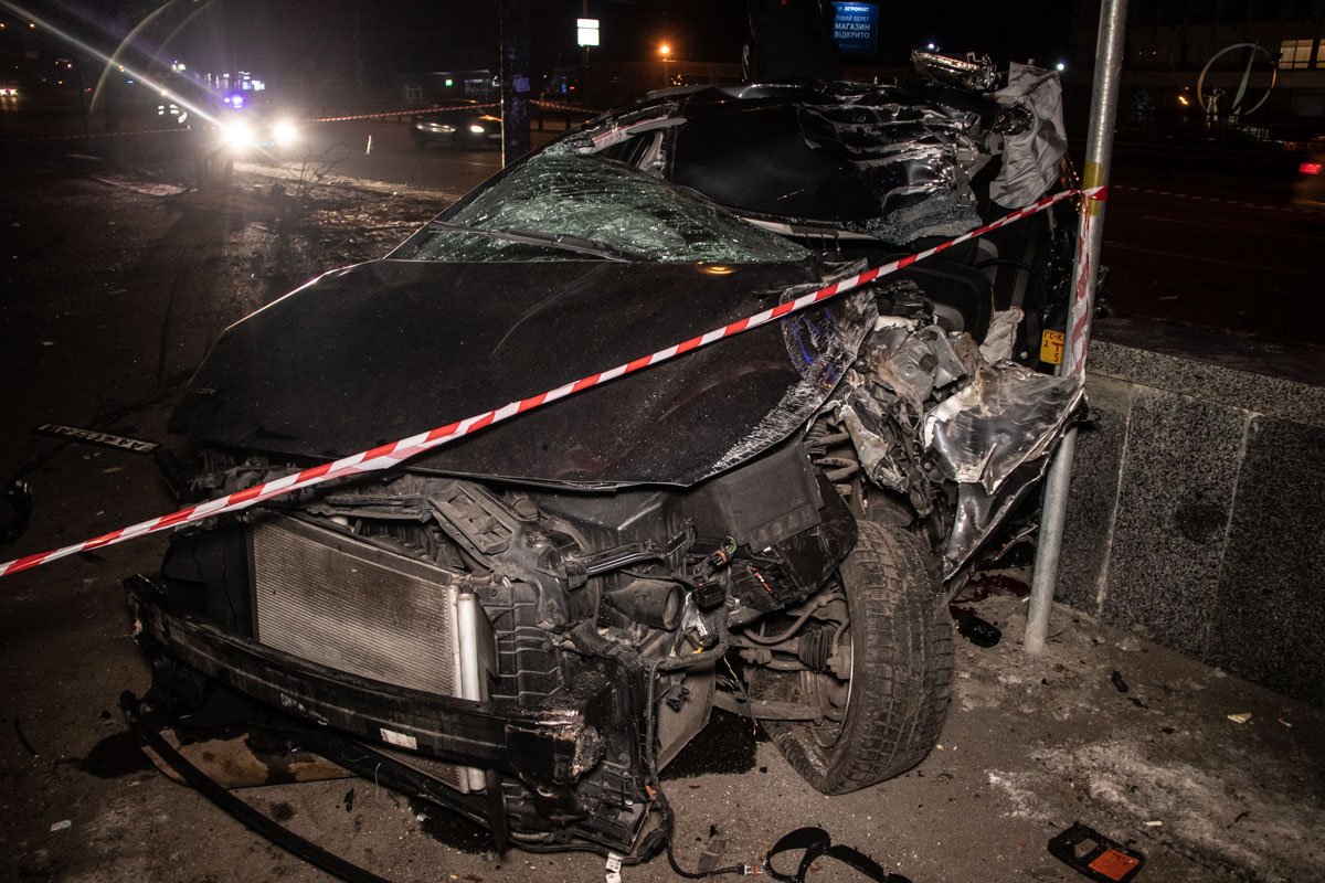 Водитель Kia Ceed на высокой скорости вылетел на обочину и врезался в электрическую опору