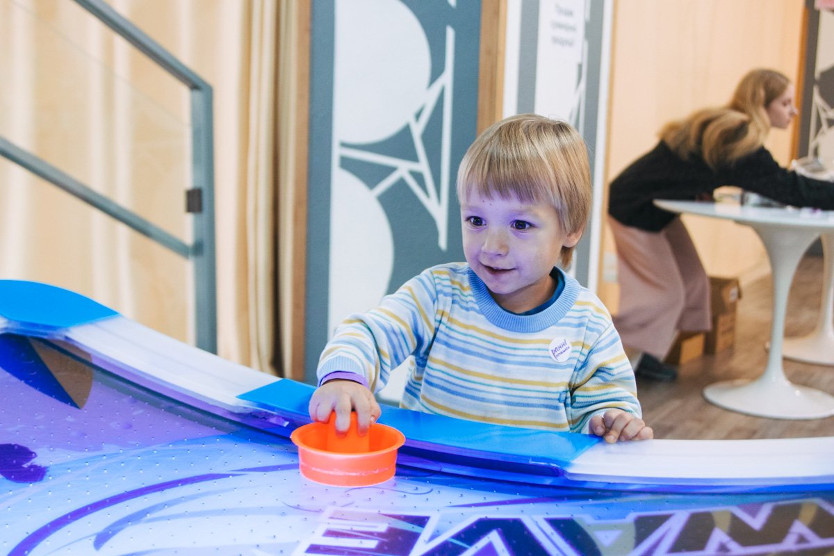 Для таких малышей организовали несколько развлекательных зон с батутами, аттракционами, фудкортом и бассейном с шариками