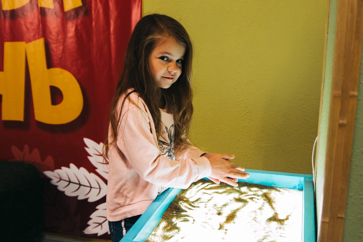 На Празднике Малыша установили несколько зон для рисования песком на стекле 