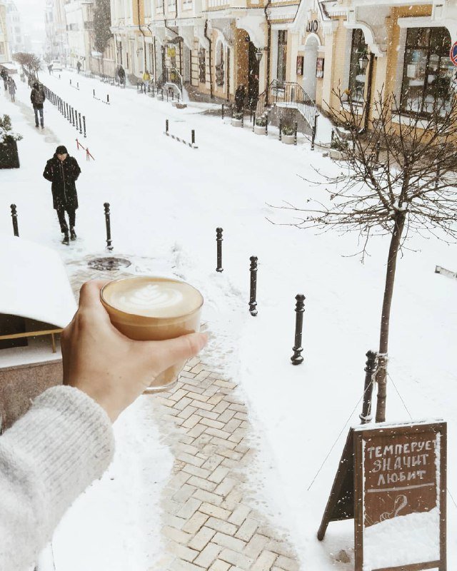 Не любите зиму? Угостите ее кофе, может она подобреет и вы подружитесь? Фото: @weltschmerzundrosen Не любите зиму? Угостите ее кофе, может она подобреет и вы подружитесь? Фото: @weltschmerzundrosen