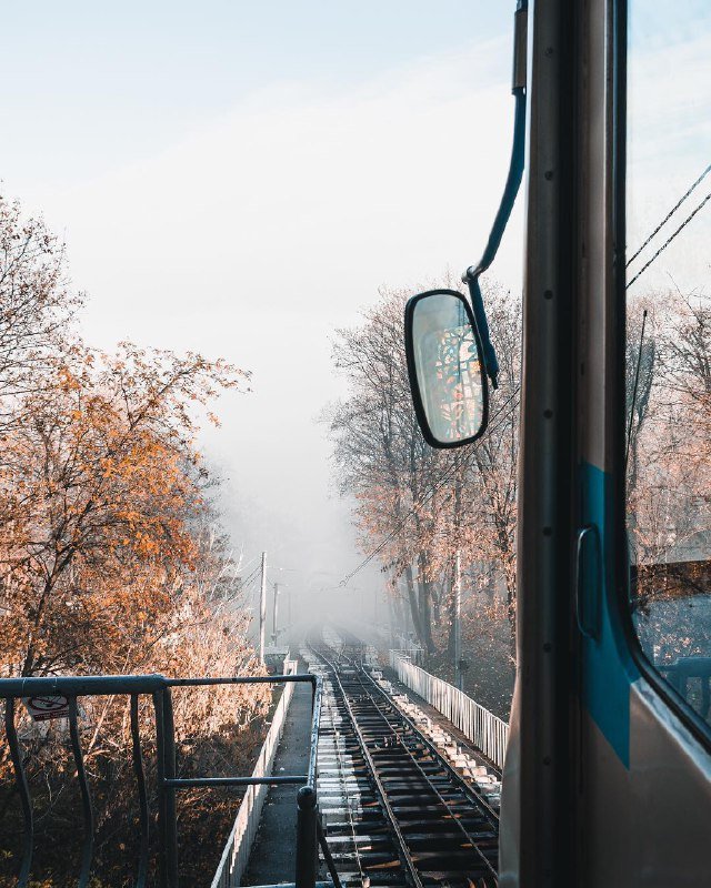 Из маленького окошка фуникулера открывается большая красота. Фото: @zhukevych Из маленького окошка фуникулера открывается большая красота. Фото: @zhukevych