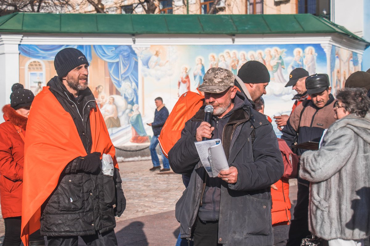 Среди требований митингующих - отставка президента, парламента и кабмина Среди требований митингующих - отставка президента, парламента и кабмина