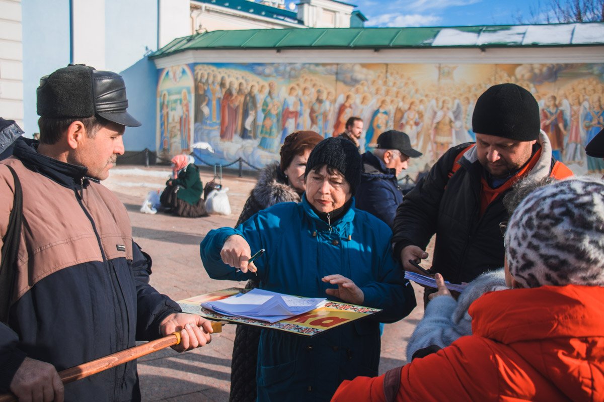 Во время митинга собирались подписи для импичмента президенту Во время митинга собирались подписи для импичмента президенту