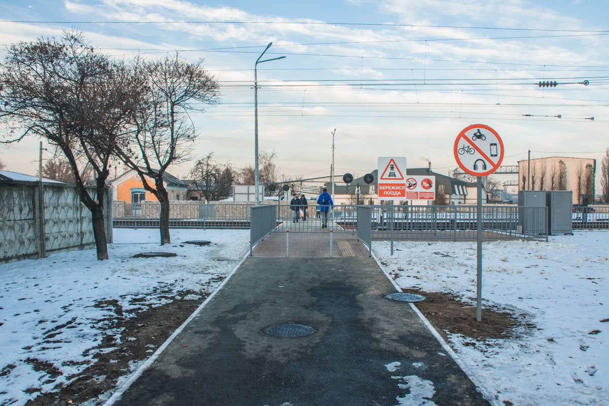 В Киеве появился пешеходный переход через пути