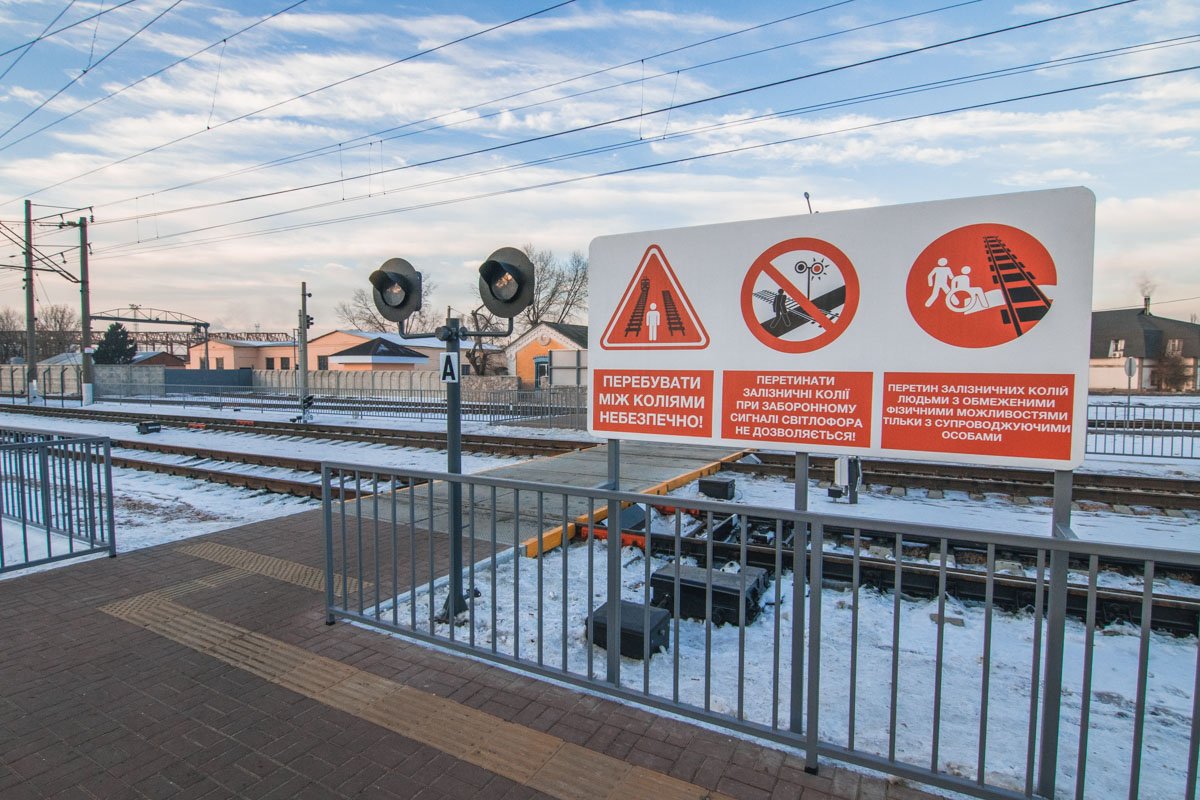 Переход оборудован дорожными знаками безопасности, световой и звуковой сигнализацией, имеет горизонтальную разметку, а также не ограничивает обзор пешеходам