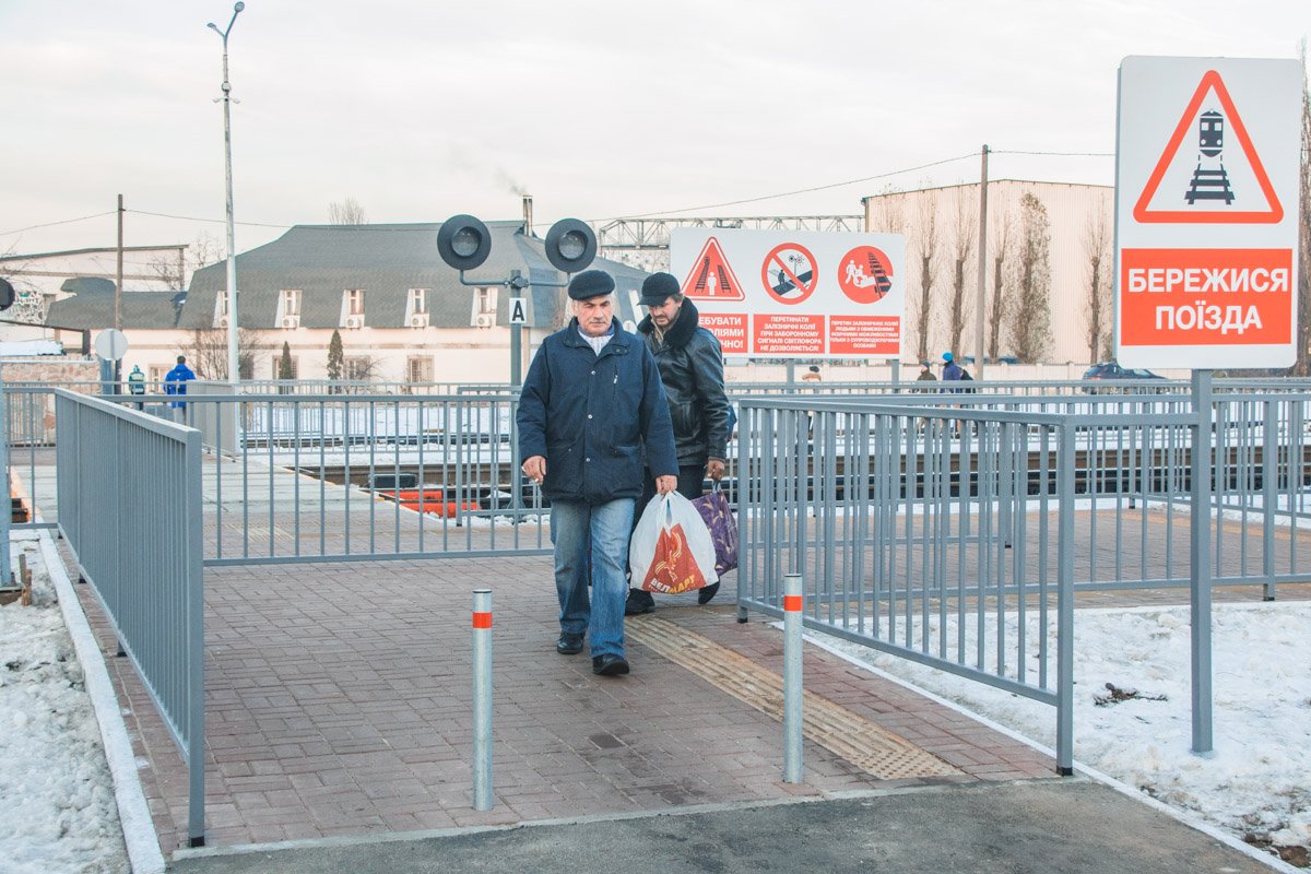 Раньше местные жители пересекали железнодорожные пути с риском для жизни